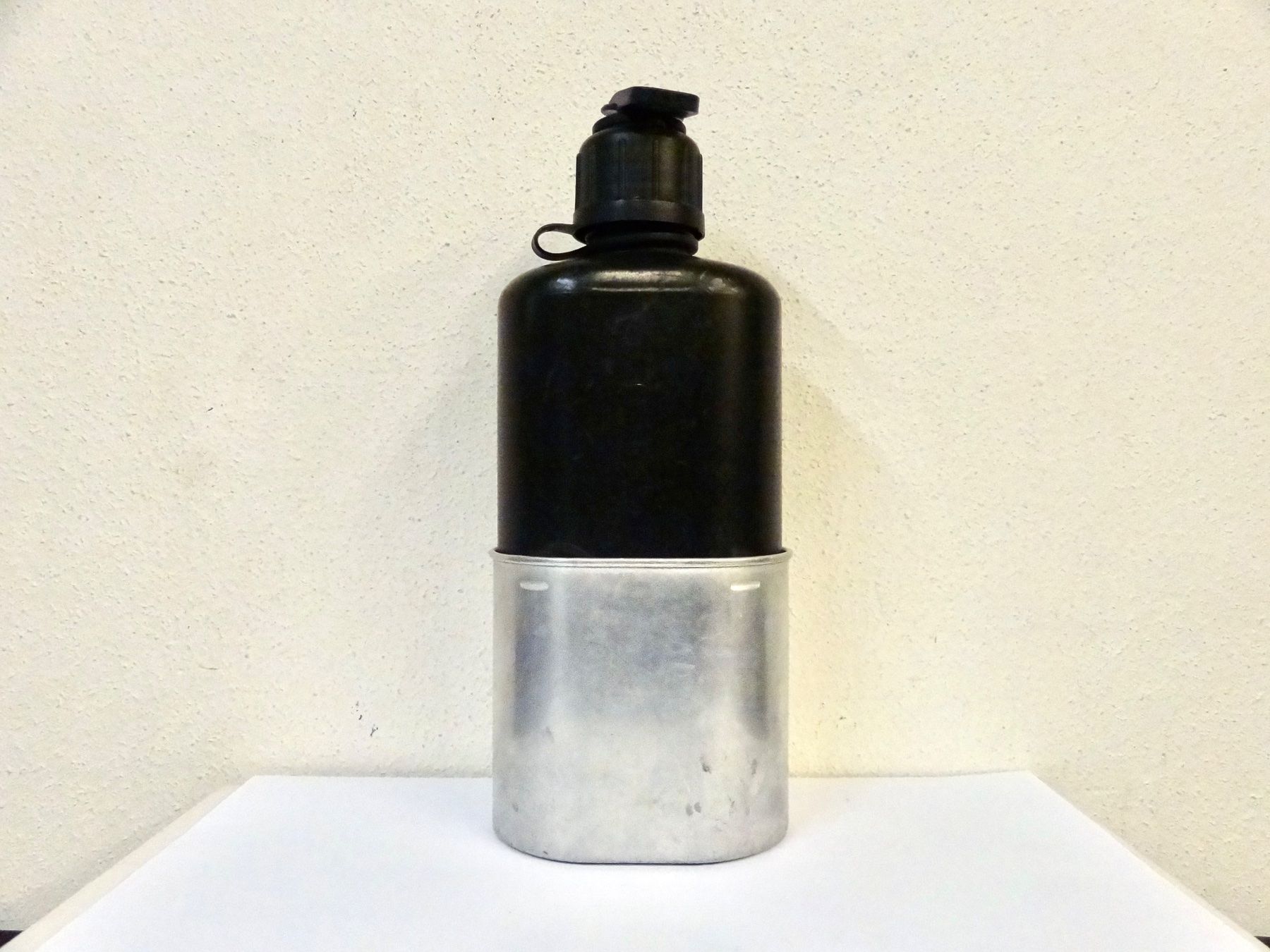 Schweizer Armee Ausrüstung & Ersatzteile: Feldflasche mit Becher JE 1986 Schweizer Armee – Gebraucht aus Kerzers von bottlesandboxes