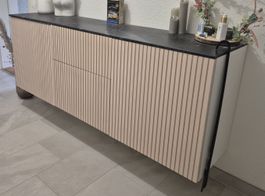 Sideboard Holzoptik mit Lamellenfront und Holzplatte
