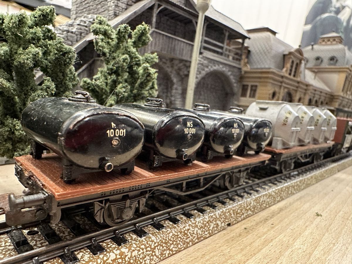 Liliput Modellini di ferrovie: Liliput 3x Behälterwagen – Usato da Lupsingen venduto da New-Haven