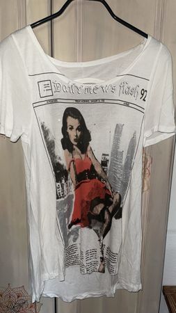 Cooles Sommer T-Shirt mit speziellem Rückenausschnitt