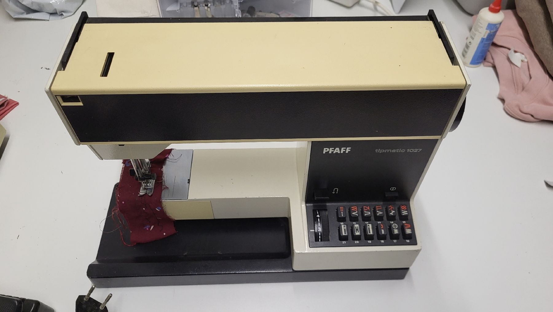 Pfaff Nähmaschinen: PFAFF Nähmaschine Typ 1027 gebraucht – Gebraucht aus Arni BE von ChunntDrus