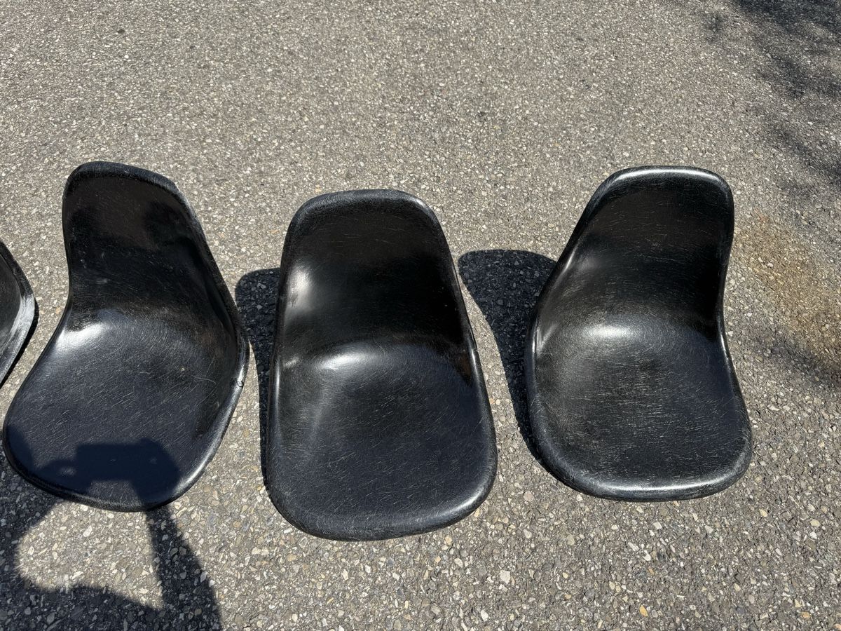 Chaises: 7 Eames Schalen Defekt ab 1.-  – D'occasion à Grenchen par Design-Outlet 1