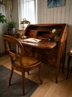 Eleganter Sekretär im Louis-XV-Stil mit passendem Stuhl