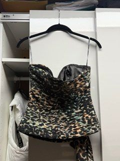 Guess Top: Guess Oberteil Grösse S – Nuovo (secondo la descrizione) da Oeschgen venduto da Mich_elle 1