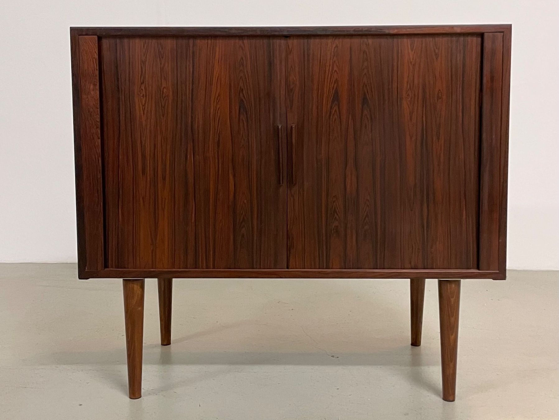 Cassettiere: Kai Kristiansen Palisander Sideboard Kommode Schallplatten – Usato da Basel venduto da MidMod20C