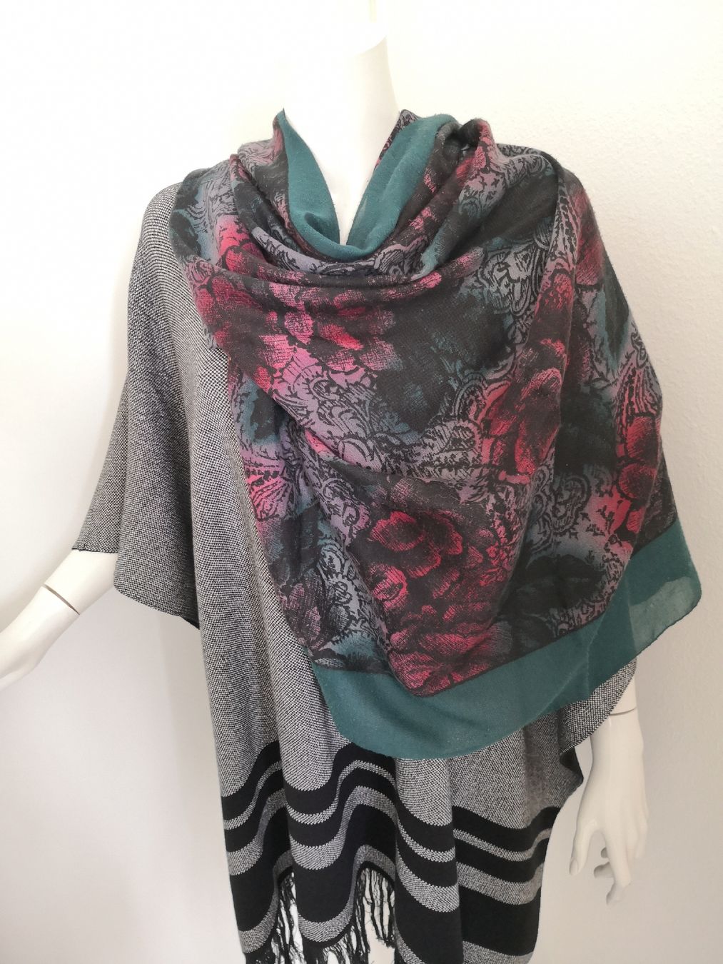 Foulard & Sciarpe: 🤩SCHAL GRüN MIT BLUMENMUSTER ROT – Usato da Olten venduto da Naja-Twins-Twins 7