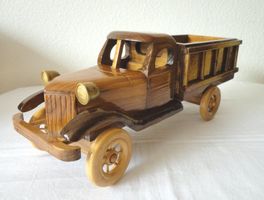 Lastwagen Heritage Mint Ltd. aus Holz; L = 32cm