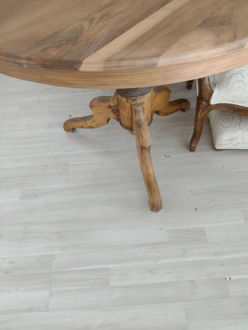 Tavoli: Massiver Nussbaumtisch Durchmesser 105cm – Usato da Zwingen venduto da inf_2blh 2