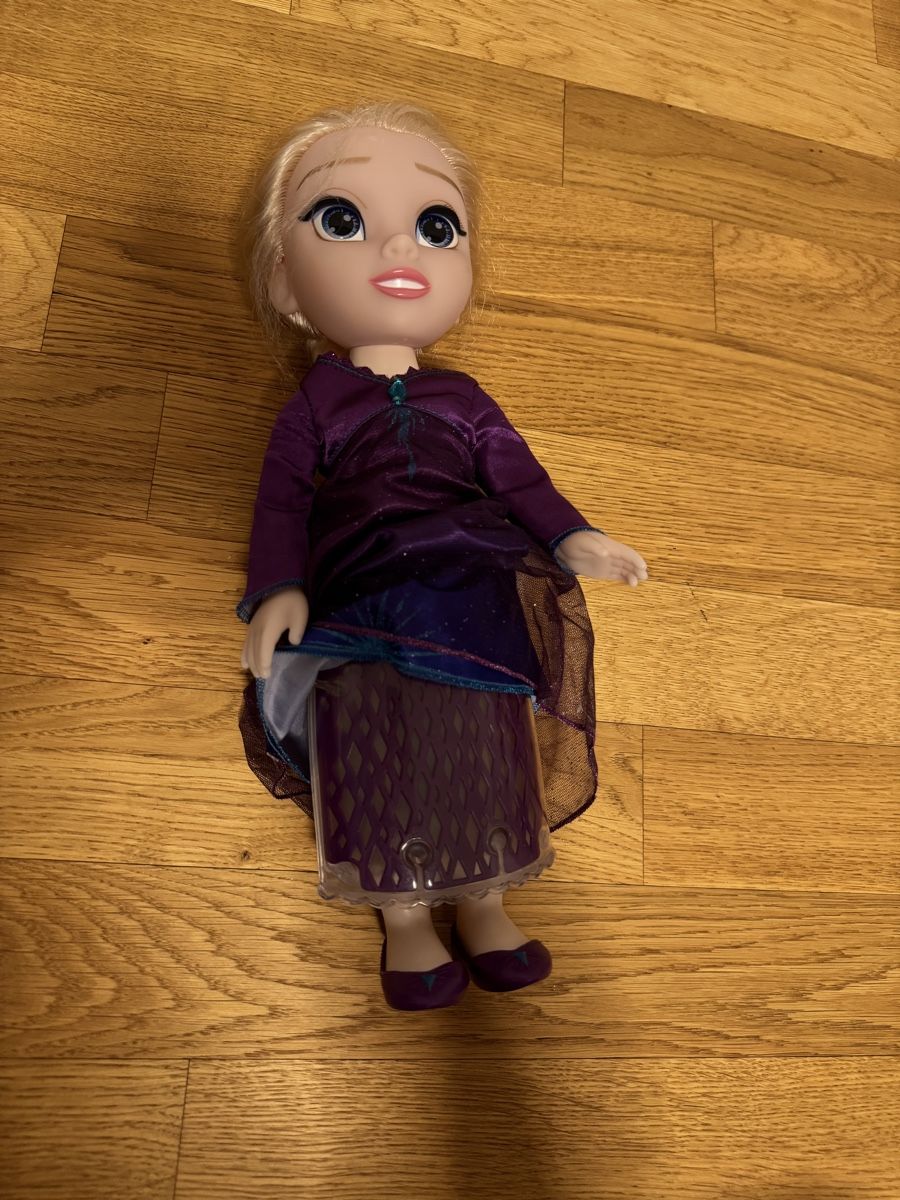 Bambole: Disney Singing Elsa Doll From Frozen 2 – Usato da Erlenbach ZH venduto da cha_ppc9 2