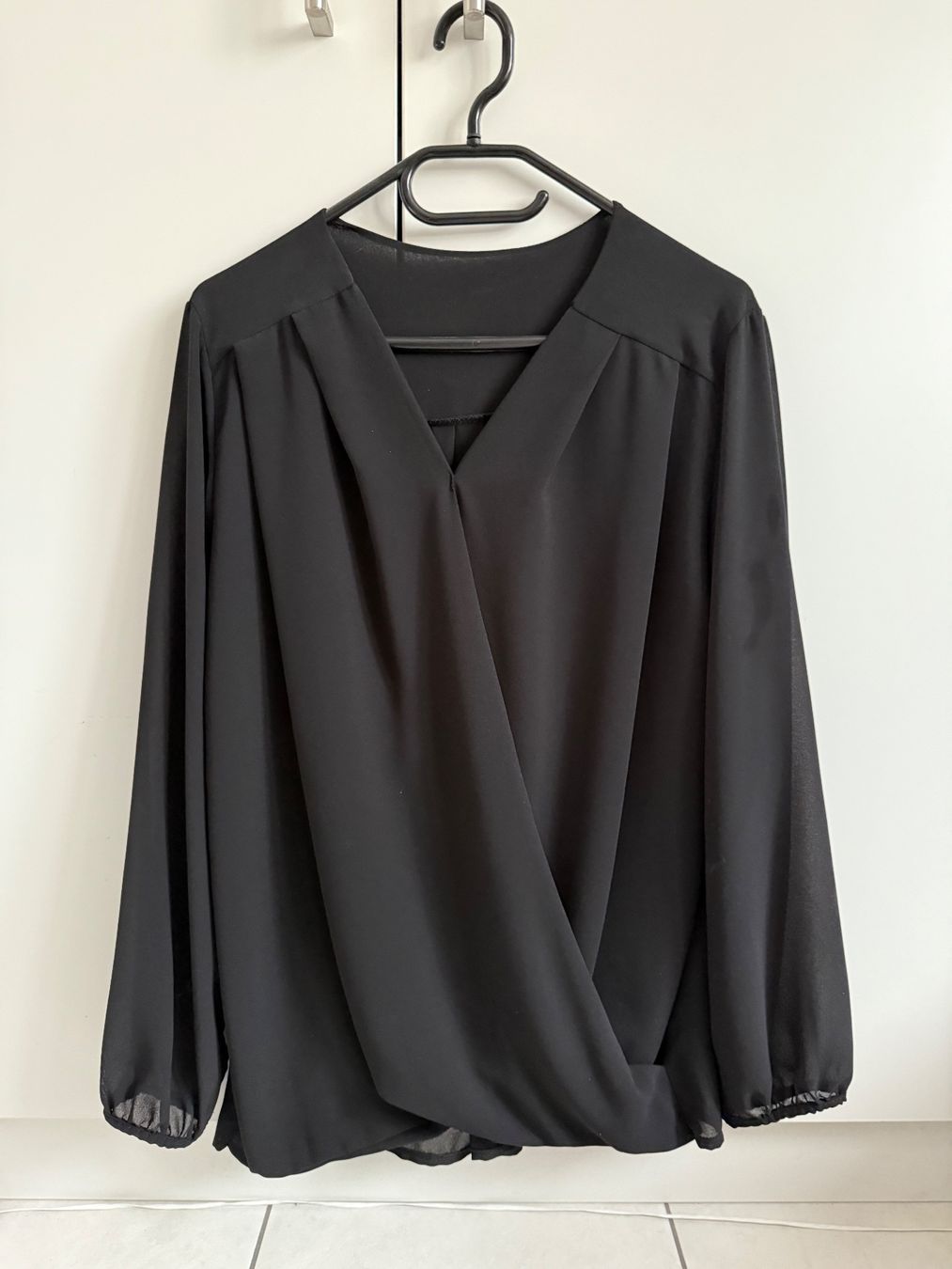 Blusen: Bluse in Wickeloptik - Schwarz - Grösse ca. 36 – Gebraucht aus Eschenbach SG von Sums