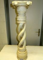 verschlungene Säule aus leichten Tropenholz, klein