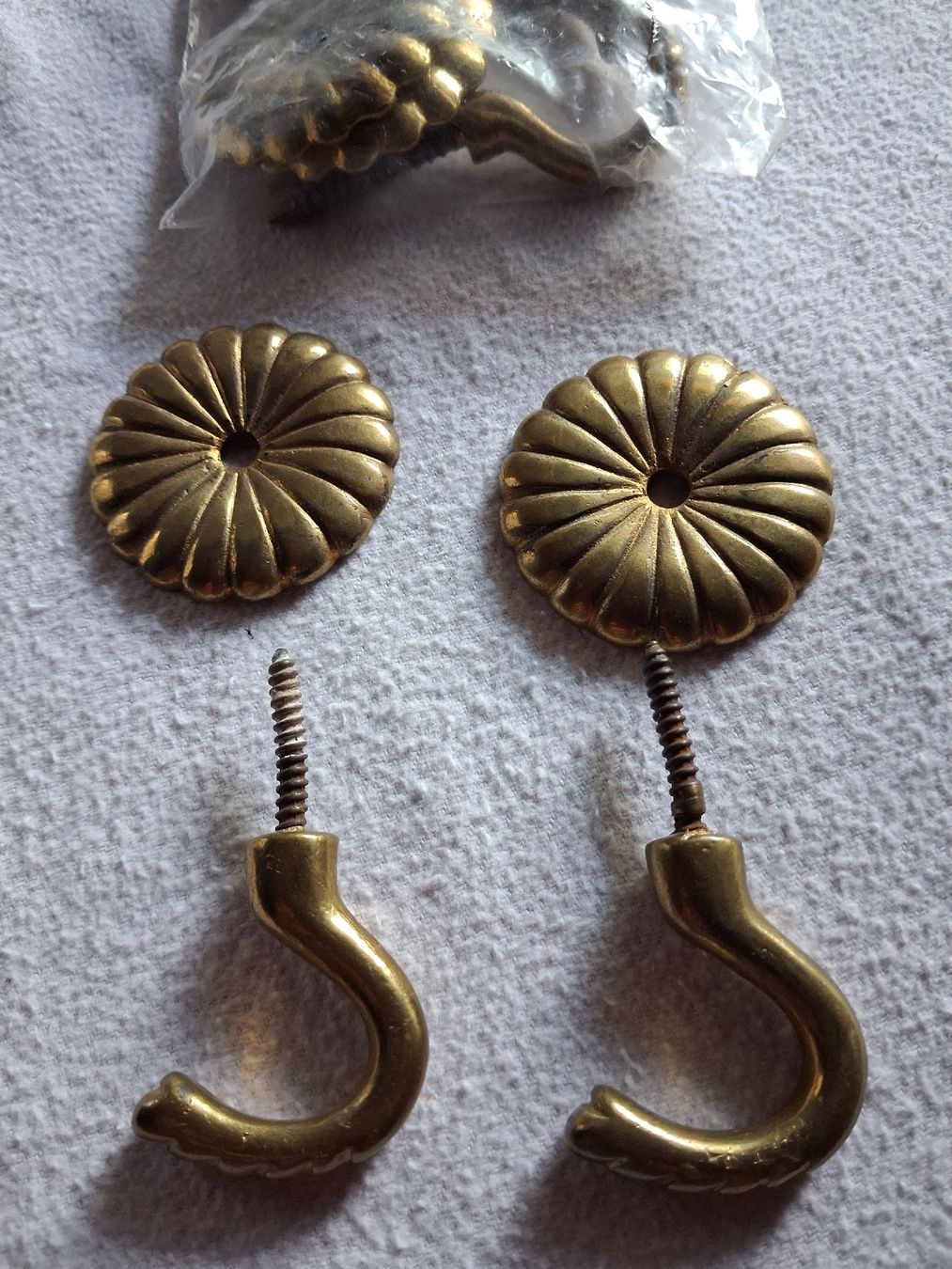 Quincaillerie: 8 Haken mit Rosetten Messing neu – Neuf (Voir description) à Ruschein par ecf_268w