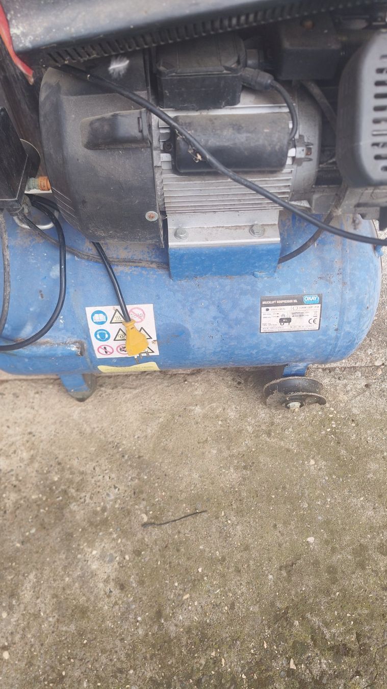 Compresseurs: Kompressor mit Batterie Ladegerät – D'occasion à Solothurn par Lapi 1