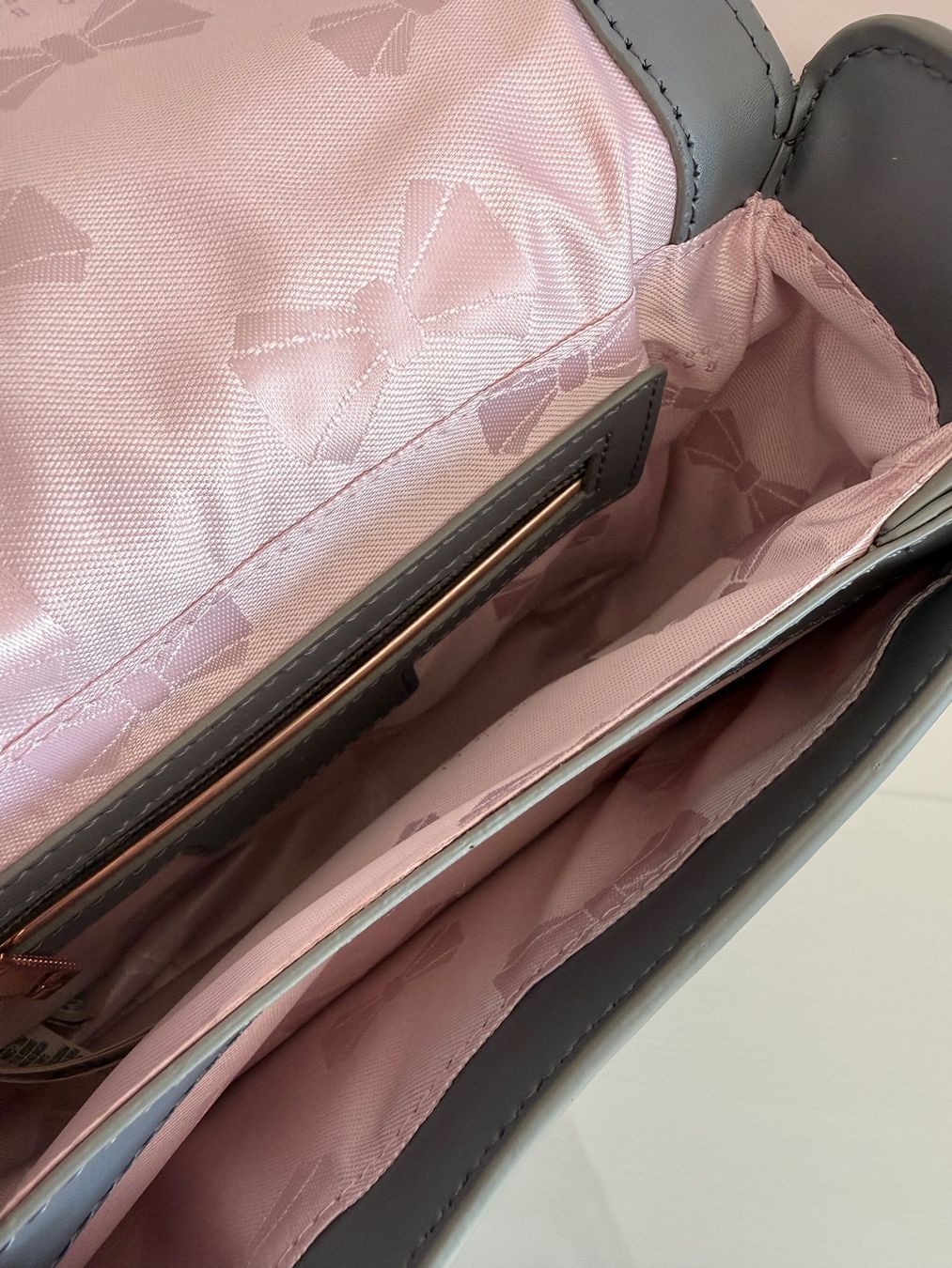Ted Baker Taschen für Damen: Ted Baker Umhängetasche / glitzer-silber – Gebraucht aus Eichberg von Lolapop18 6