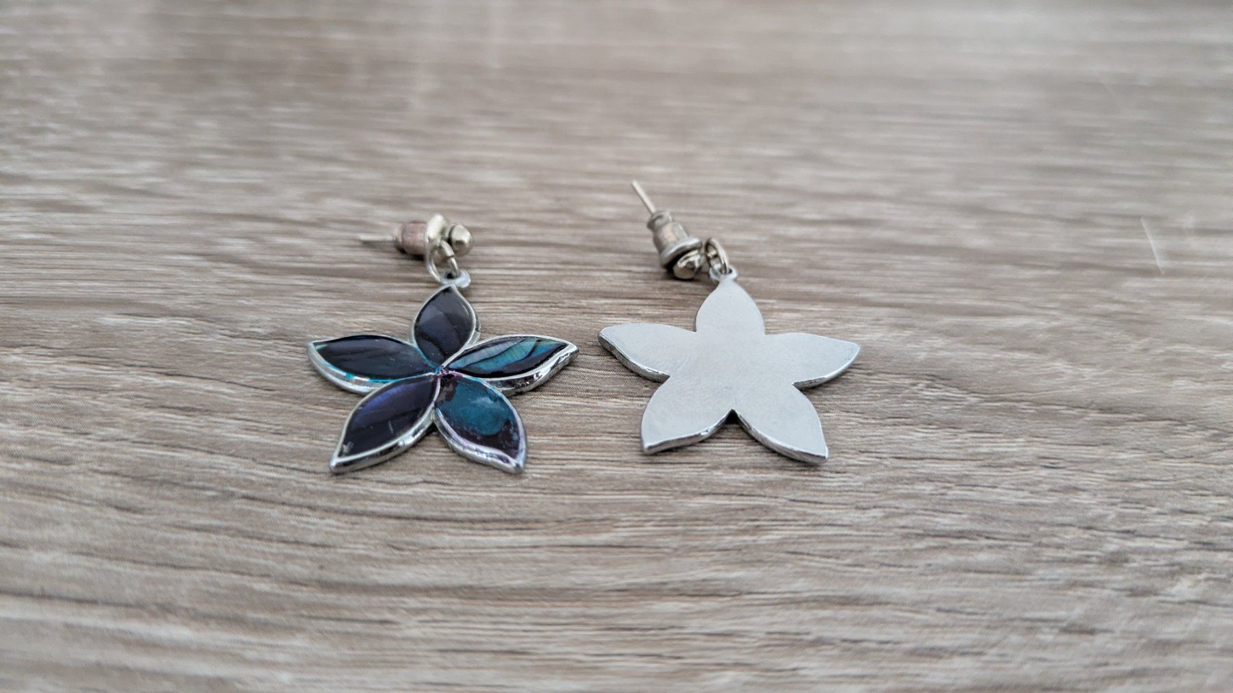 Boucles d'oreille: Orecchini fiore madreperla iridescente – D'occasion à Claro par Dona1785 1