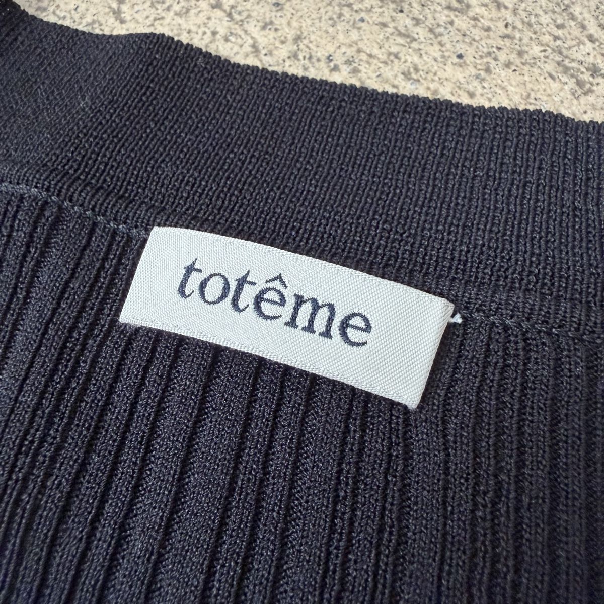 Totême Maglioni & Felpe: TOTEME Sora Top | Rippstrickpullover 🖤 – Usato da Zürich venduto da ClosetQueen 7