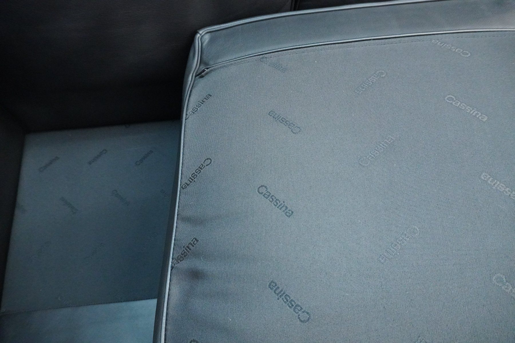 Cassina Sofas: Cassina LC2 2er Sofa Le Corbusier Leder schwarz – Gebraucht aus Bad Zurzach von QLASSIQ 9