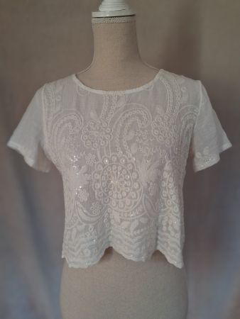 Kurzes T-Shirt weiss bestickt mit Pailletten Gr. S