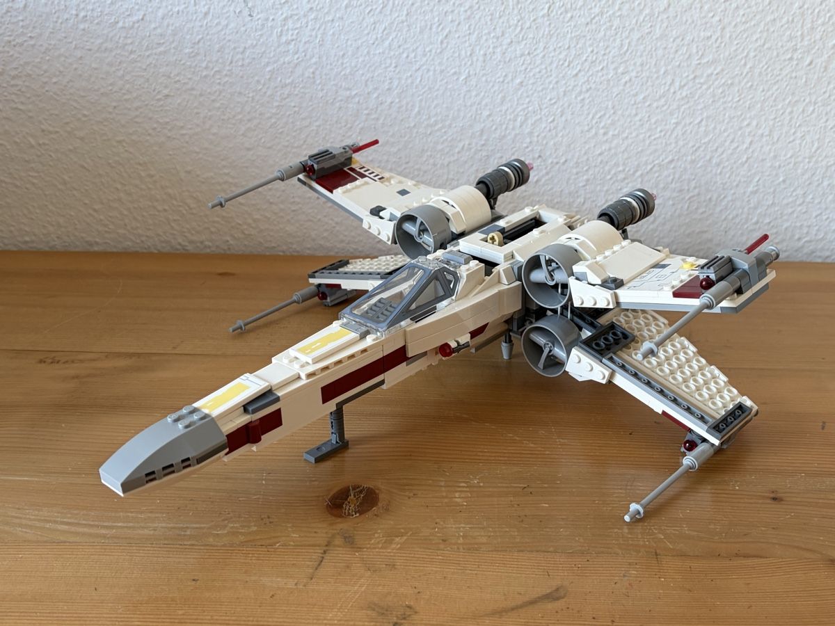 Lego Spielzeuge: Lego Star Wars X-Wing Starfighter + Figuren – Gebraucht aus Bern von Nik_Stock