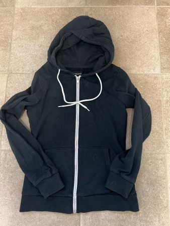Schwarze Kapuzenjacke mit Reissssverschluss