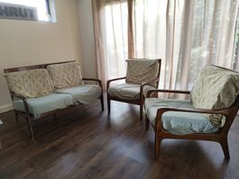 Sofa und 2 Sessel Holz, in einem sehr guten Zustand