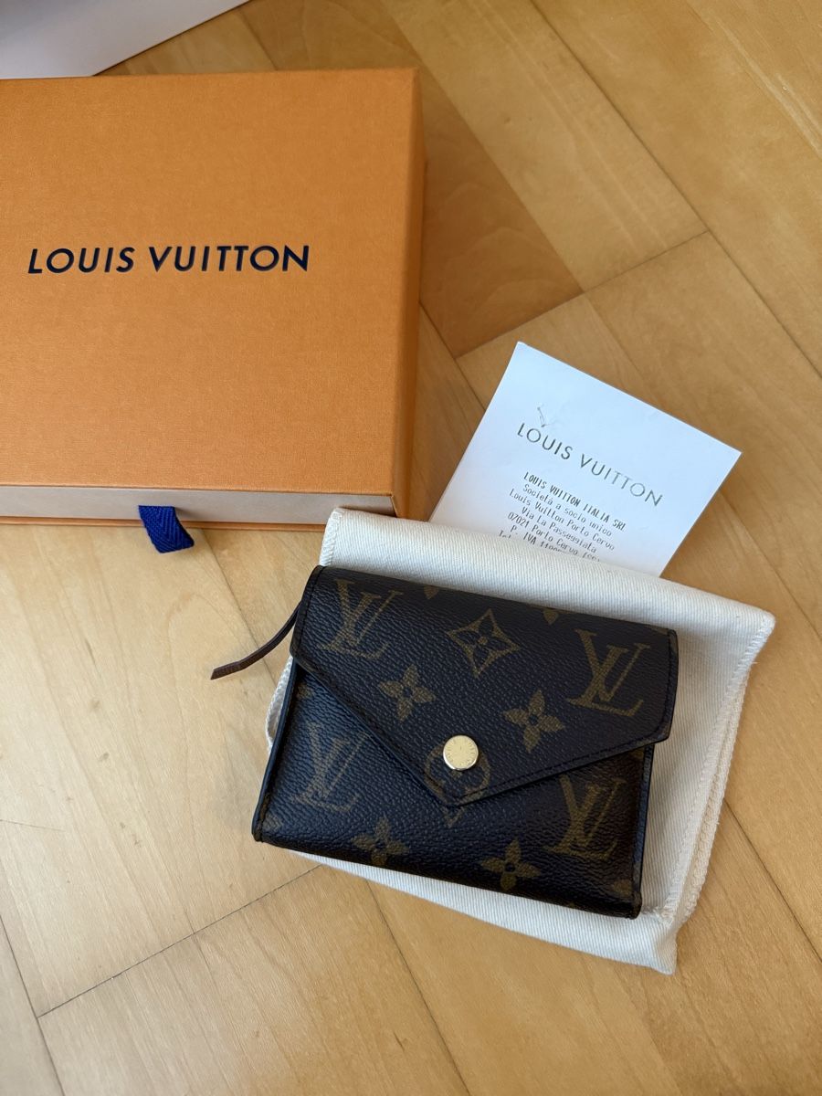 Louis Vuitton Portamonete: Louis Vuitton Victorine Wallet – Nuovo (secondo la descrizione) da Landquart venduto da Fisch0004 1