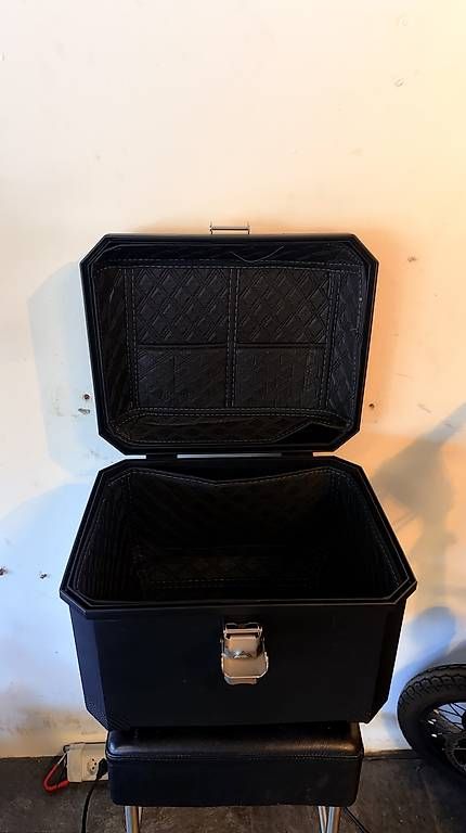Tutti i ricambio per moto: Schwarze Motorrad Box Neu – Usato da Unterseen venduto da beE-Scooter 1