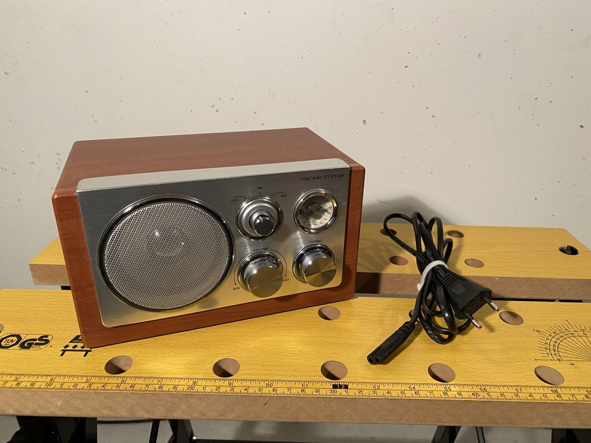 Radios: Retro Radio AM/FM Holzoptik – Gebraucht aus Volketswil von Ahot