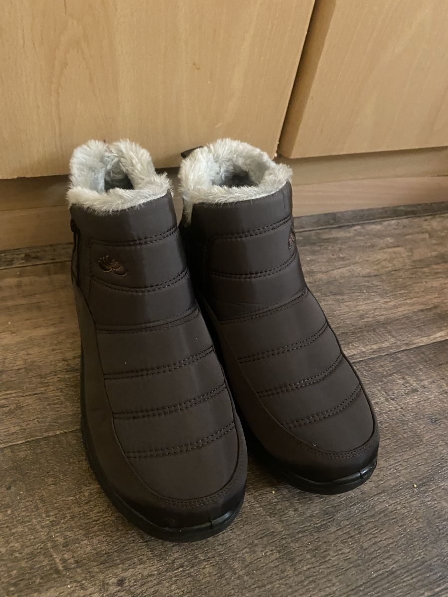Scarpe da donna: kurze Winterstiefel gr.37 – Usato da Seewen SZ venduto da shaky01 1
