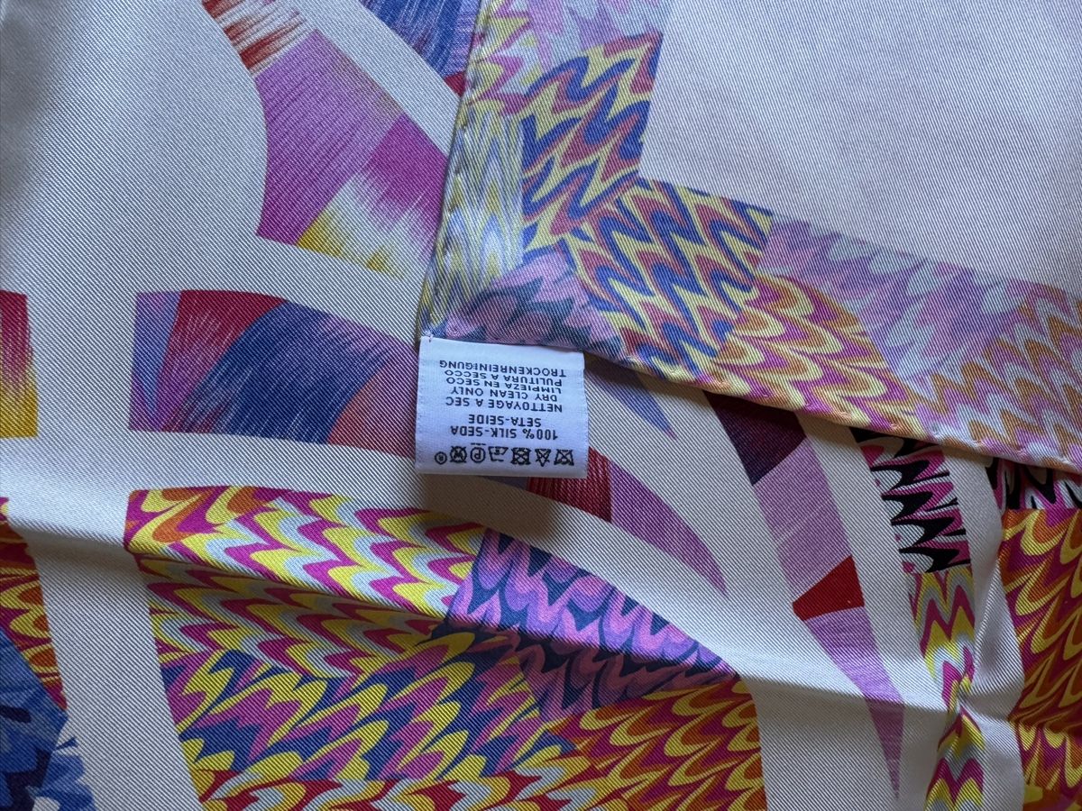 Hermès Foulard & Sciarpe: Hermès Marble 90 neuf, Robe du Soir  – Nuovo e nell'imballaggio originale da Genève venduto da Allisgood 1