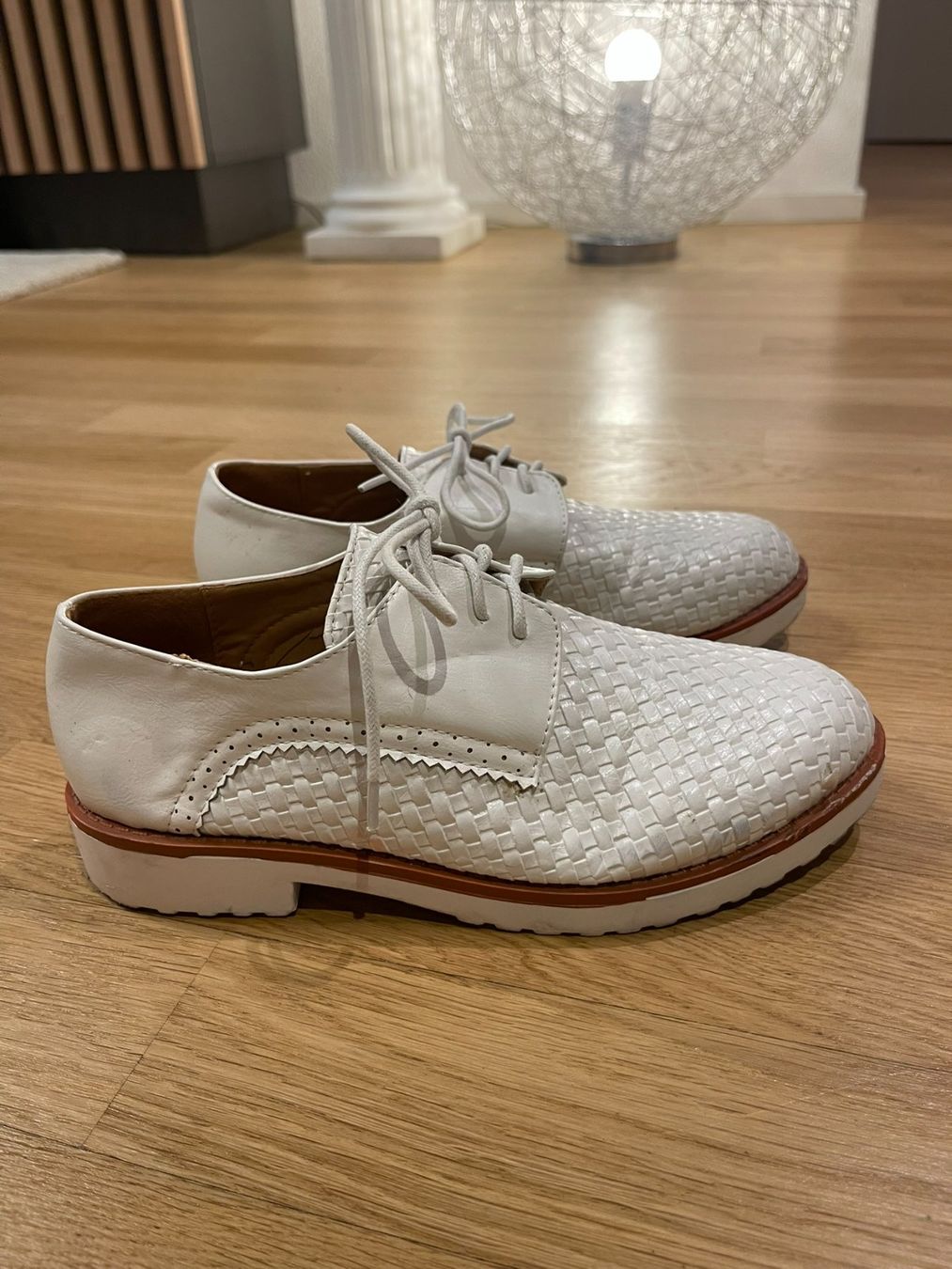 Scarpe da donna: Weisse Schnüschuhe Gr. 36 – Usato da Rheineck venduto da FGeissler 1