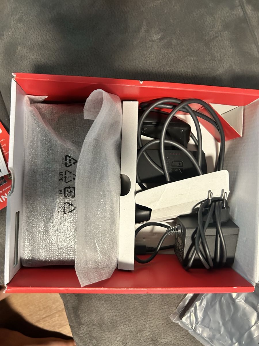 Nintendo Konsolen: Nintendo Switch OLED Konsole + pro Controller guter Zustand – Gebraucht aus Mitlödi von Mightybutcher 1