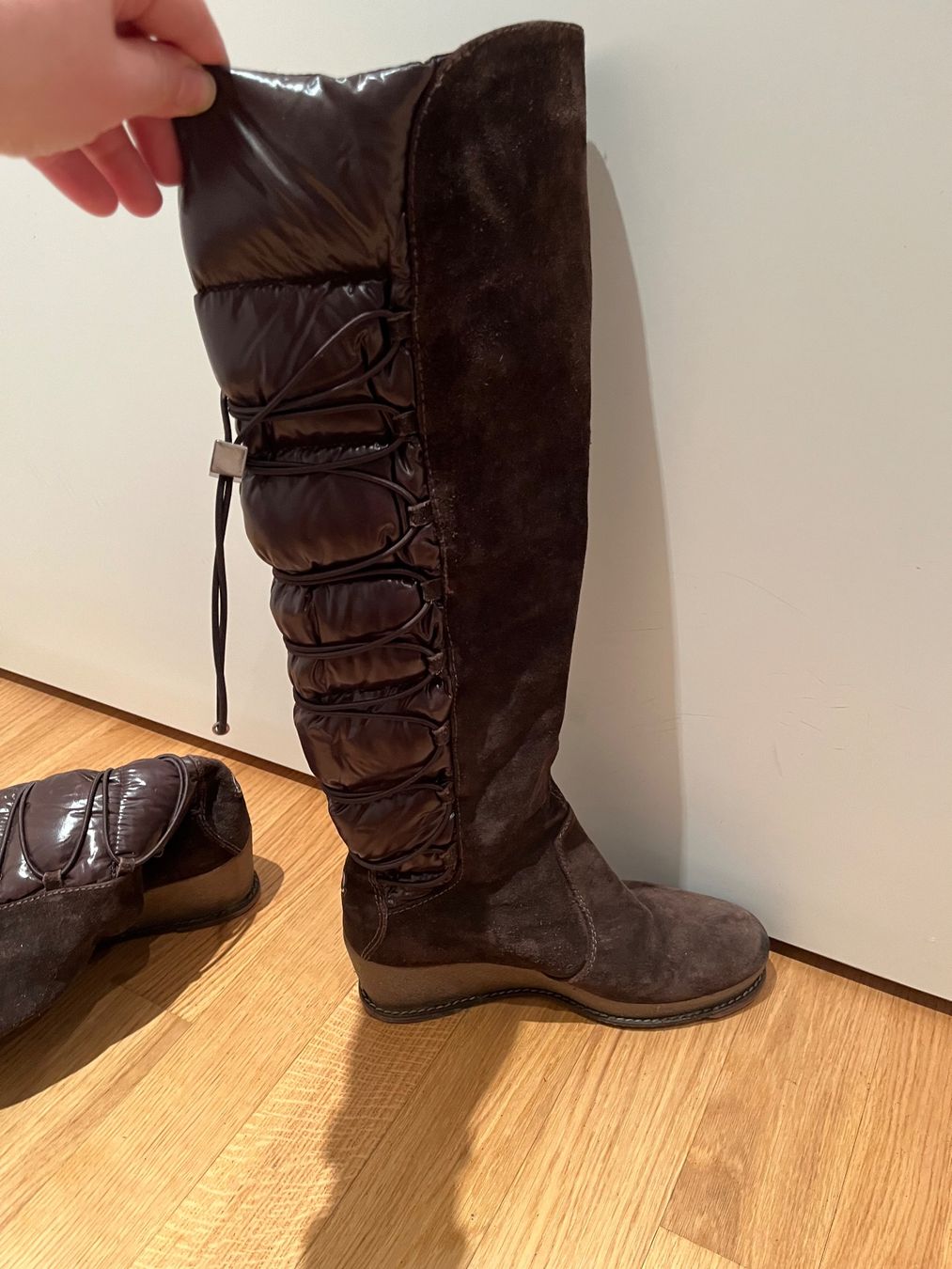 Moncler Damenschuhe: Moncler, Braune Wildleder Winterstiefel, Grösse 36 – Gebraucht aus Baar von sim_5d6l 1