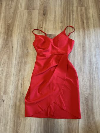 Rotes Minikleid, Grösse 38, perfekt für den Sommer!