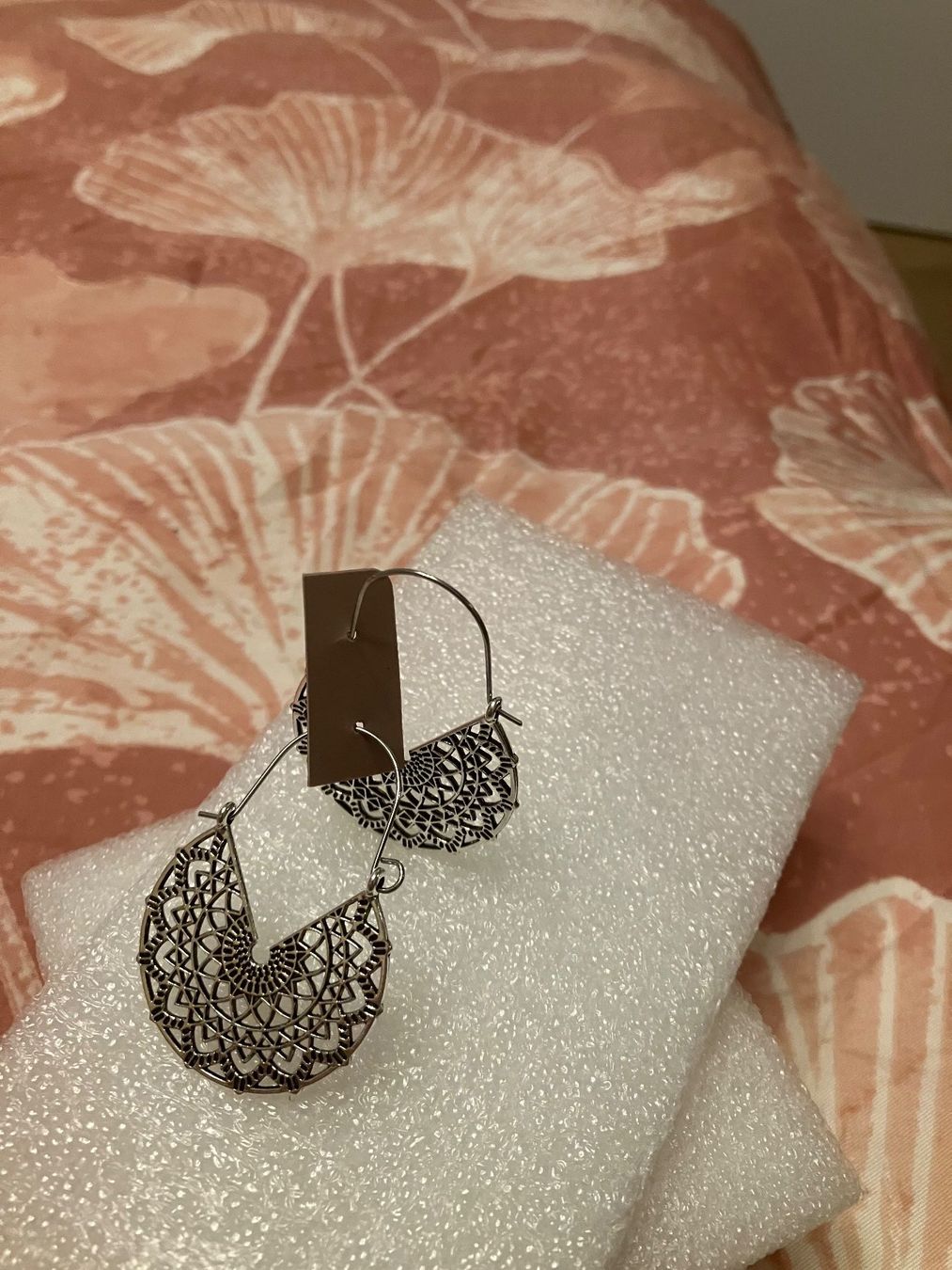 Orecchini pendenti & Orecchini a lobo: Modeschmuck silberf. Ohrhänger, rund mit Hohlmuster, neu – Nuovo (secondo la descrizione) da Affoltern am Albis venduto da Dlotti