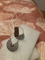Modeschmuck silberf. Ohrhänger, rund mit Hohlmuster, neu
