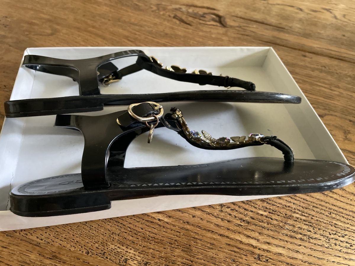 Guess Scarpe per ragazze: Sandali infradito GUESS neri con decorazioni farfalla – Usato da Bellinzona venduto da remarema 1