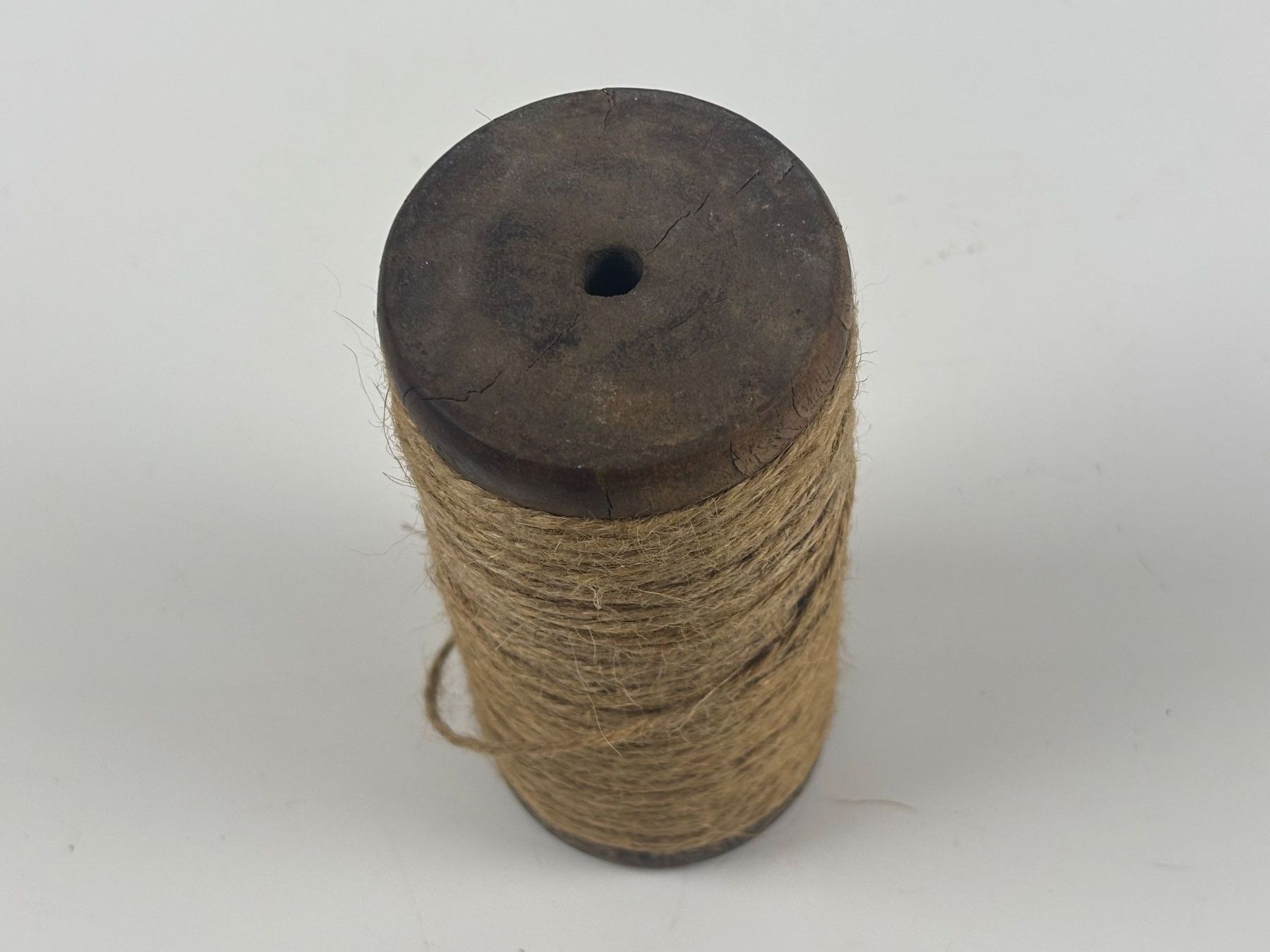 Tutte le decorazioni: Alte Holzspule mit Juteschnur – Usato da Wettingen venduto da Wendemarket 1