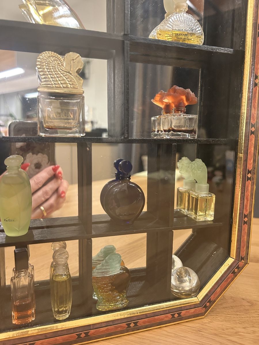 Flaconi: Sammlervitrine mit edlen Miniatur Parfümflacons. Top! – Usato da Rothrist venduto da Nadjane 2