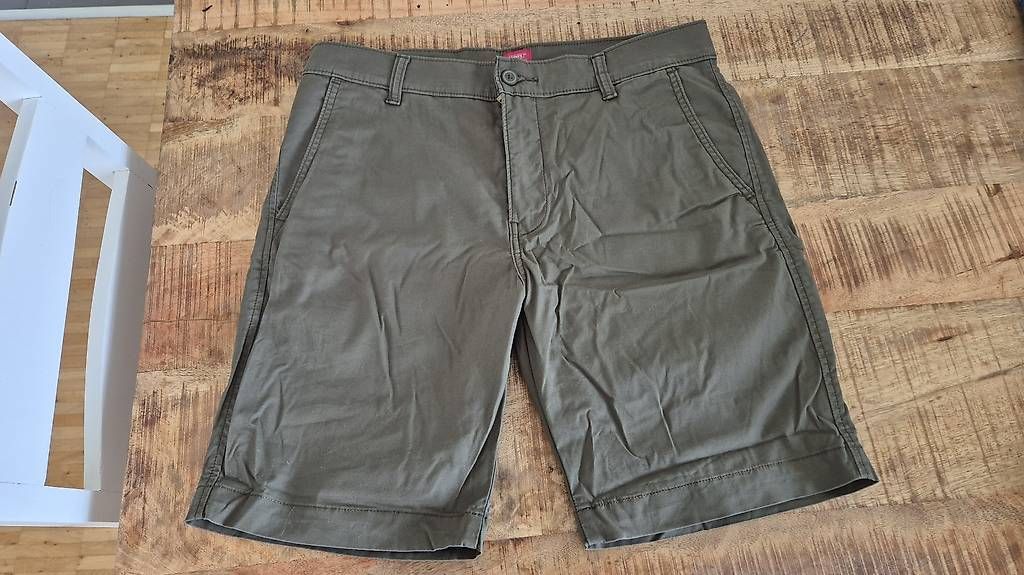 Pantaloni: Kurze Hosen von Levis, Gr.32 – Usato da Thun venduto da edifurler