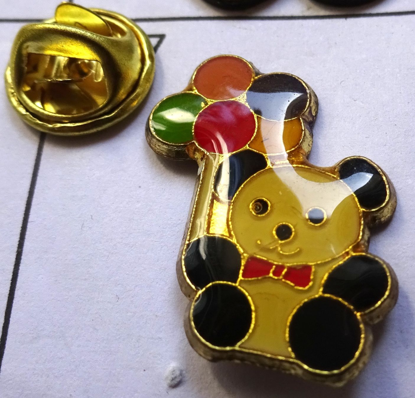 Plaquettes & Badges: Pin Teddybär mit Ballon – D'occasion à Utzenstorf par BUtter81