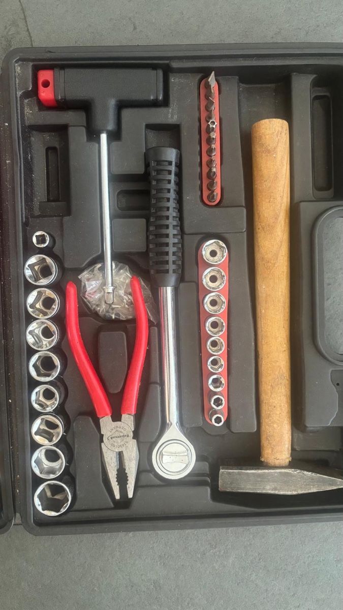 Tutti gli attrezzi: Werkzeugkoffer mit Handwerkzeug, gebraucht – Usato da Zürich venduto da Lucas_000 1