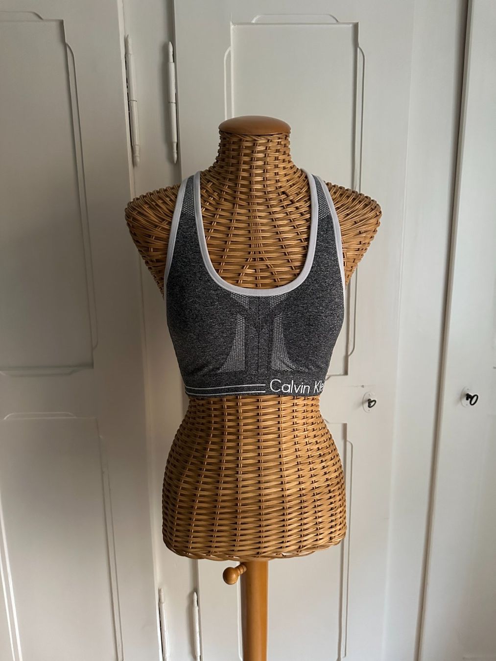 Calvin Klein Tops: CALVIN KLEIN - Sport-BH grau M – D'occasion à Zürich par Diazaio