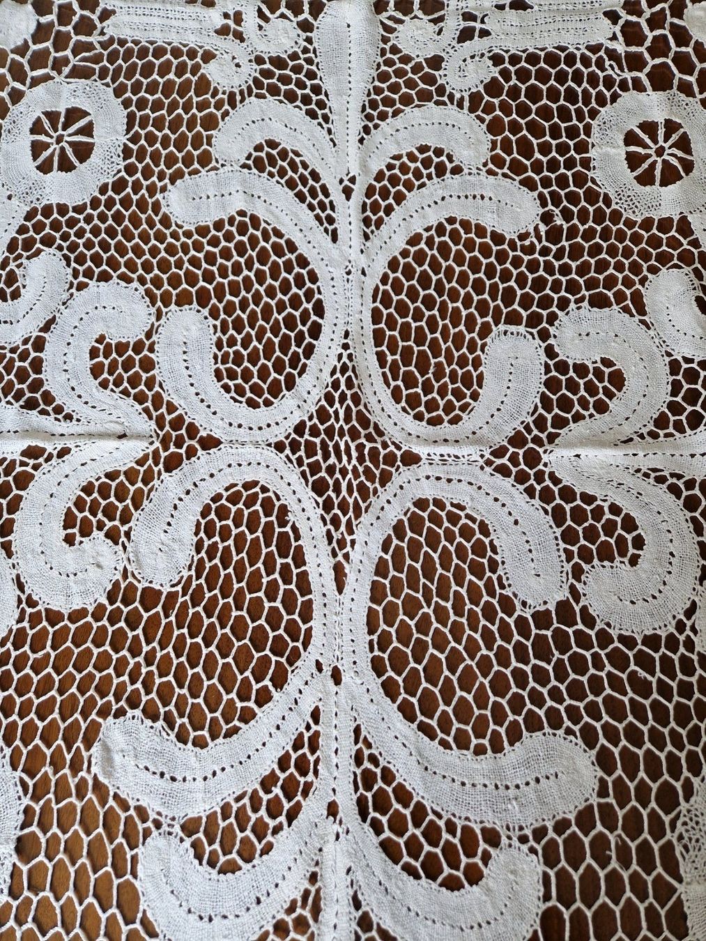 Sonstige Tischwäsche: Tischläufer 134 x85 cm/  Klöppelspitze – Gebraucht aus Bern von Antikbatik 3