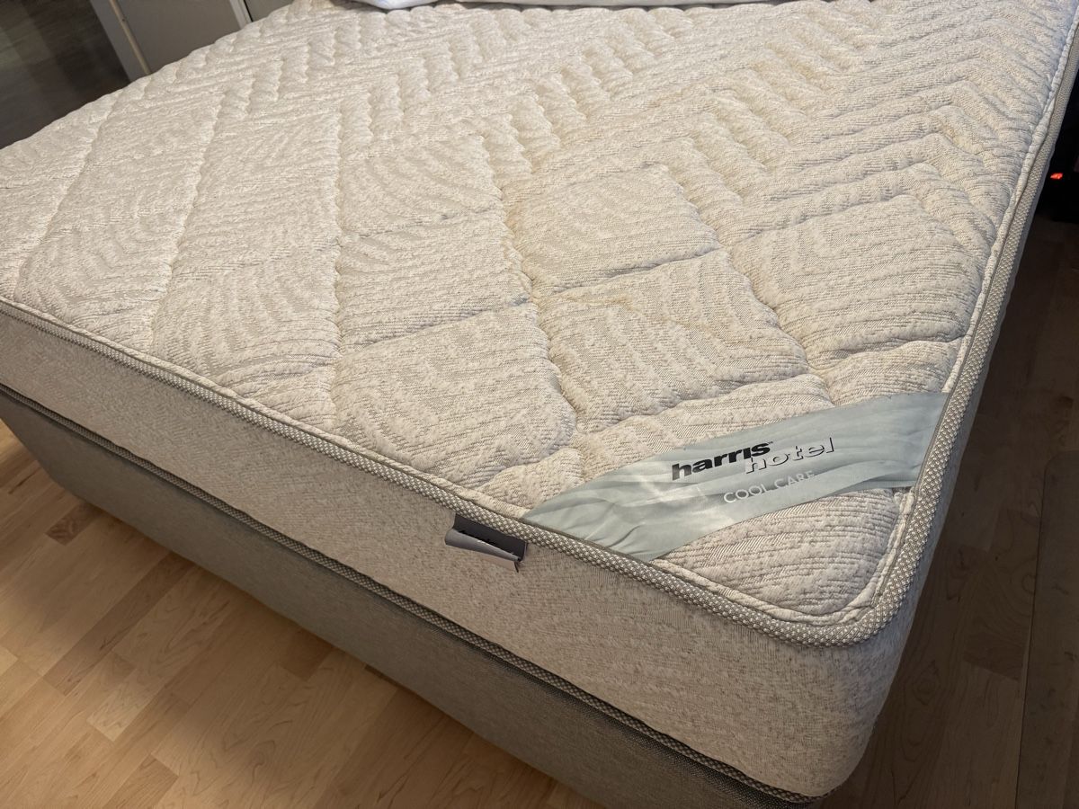 Lits: Double bed with matching grey base and headboard – Neuf (Voir description) à Zug par dar_yg5w 2