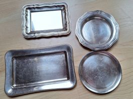 2 kleine Platten , 2 Flaschenuntersetzer  Metall Vintage