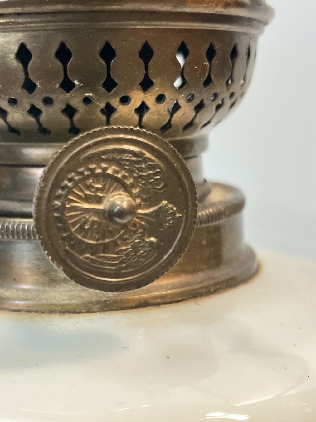 Lampade: Antike Petrollampe aus opalinem Glas – Usato da Horw venduto da luzernicus 5