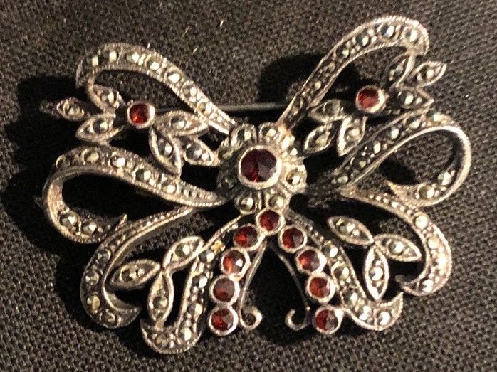 Broschen & Nadeln: Brosche Schmuck – Gebraucht aus Niederrohrdorf von beniledergerber