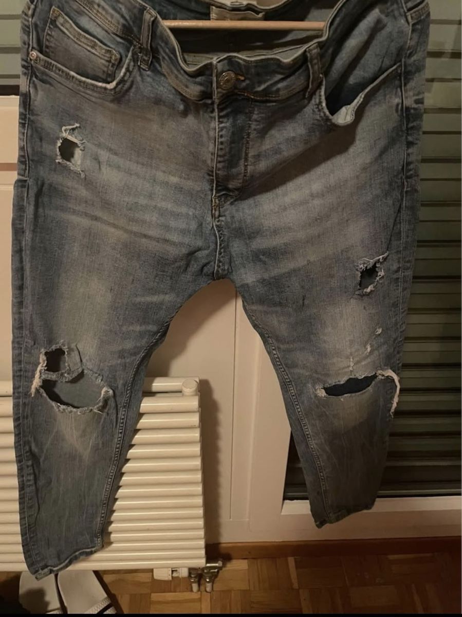 Jeans: Jean bleu délavé avec déchirures pull&bear taille 46 – D'occasion à Genève par saschamagnenat 1