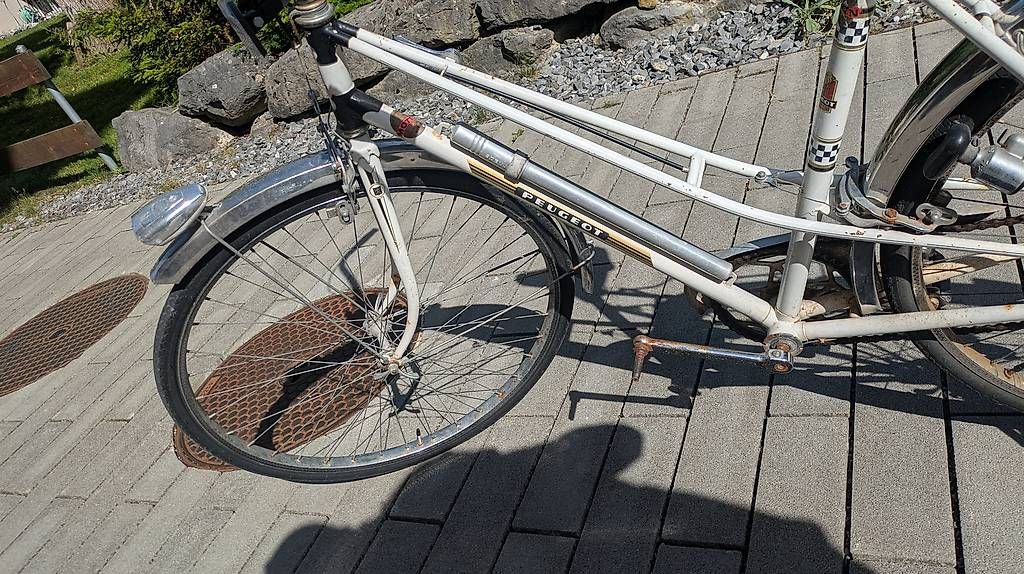 Vélos: Fahrrad Oldtimer Peugeot weiss – D'occasion à Bönigen par nadiaannunziata